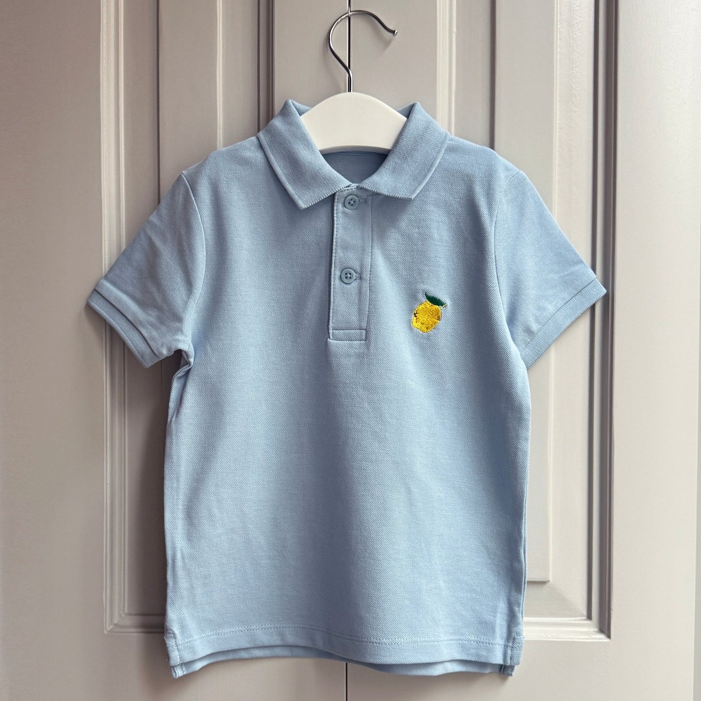 Polo celeste bordado