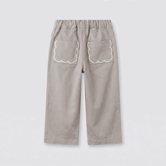 Pantalón beige bolsillos bordados