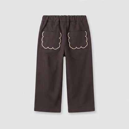 Pantalón chocolate bolsillos bordados