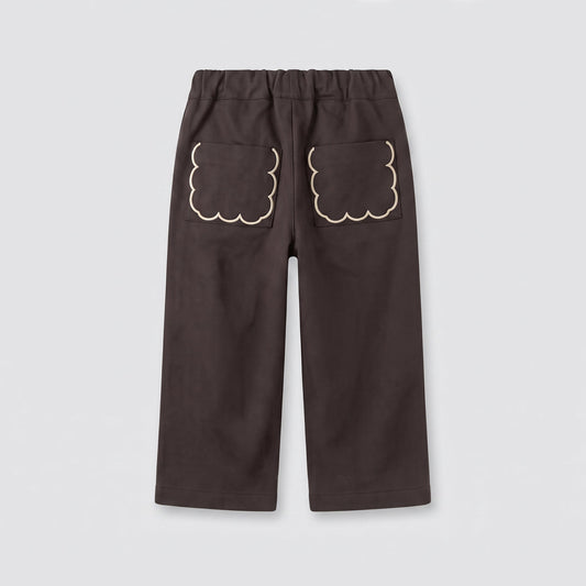 Pantalón chocolate bolsillos bordados